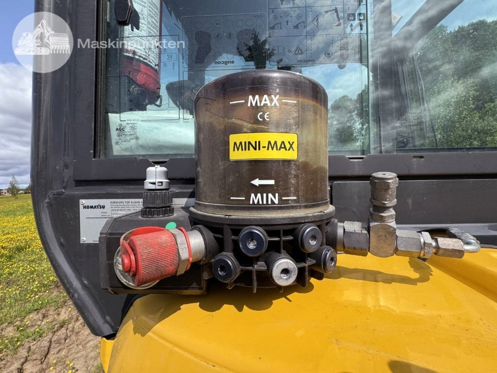 Minikotró Komatsu PC 26 MR: 35 kép.