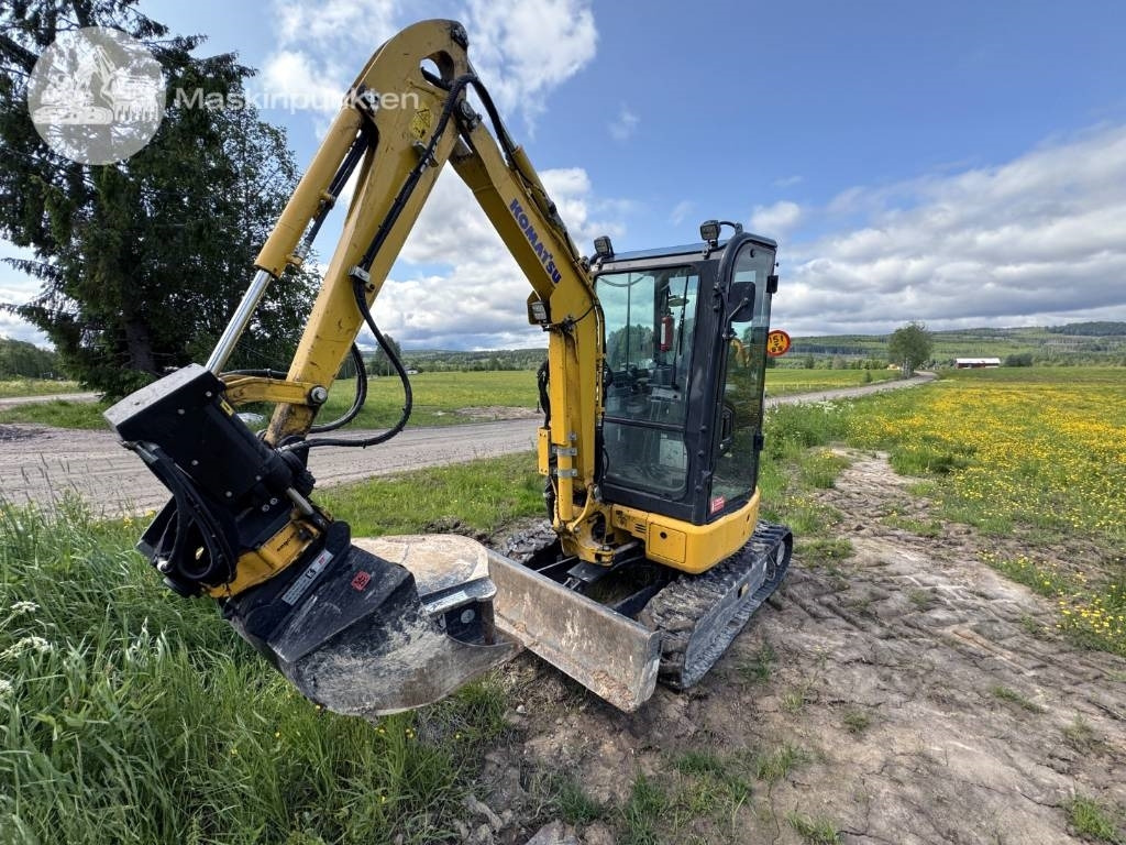 Komatsu PC 26 MR - Minikotró: 2 kép. Komatsu PC 26 MR - Minikotró: 2 kép.