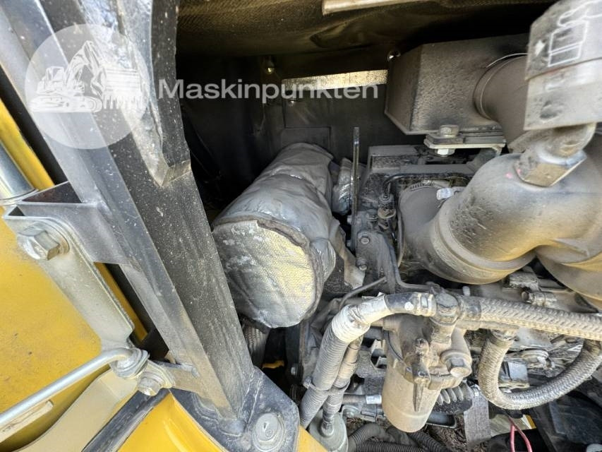 Minikotró Komatsu PC 26 MR: 32 kép.
