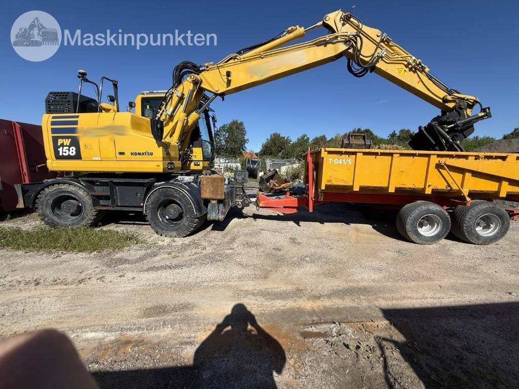 Komatsu PW 158 - Gumikerekes kotró: 1 kép. Komatsu PW 158 - Gumikerekes kotró: 1 kép.