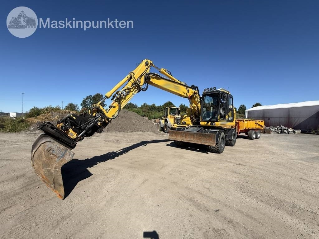 Komatsu PW 158 - Gumikerekes kotró: 2 kép. Komatsu PW 158 - Gumikerekes kotró: 2 kép.