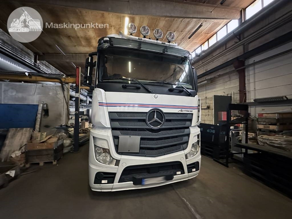 Mercedes-Benz Actros 2545 - Dobozos felépítményű teherautó: 2 kép. Mercedes-Benz Actros 2545 - Dobozos felépítményű teherautó: 2 kép.