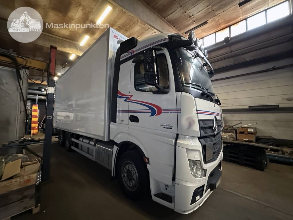 Mercedes-Benz Actros 2545 - Dobozos felépítményű teherautó: 3 kép. Mercedes-Benz Actros 2545 - Dobozos felépítményű teherautó: 3 kép.