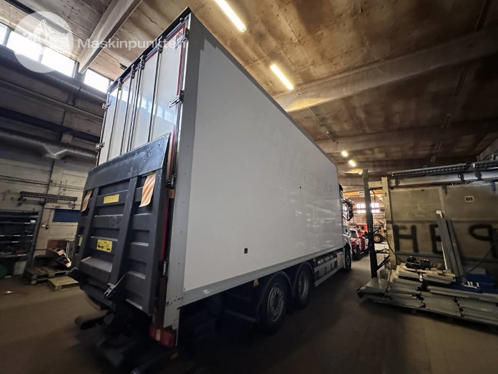 Mercedes-Benz Actros 2545 - Dobozos felépítményű teherautó: 4 kép. Mercedes-Benz Actros 2545 - Dobozos felépítményű teherautó: 4 kép.