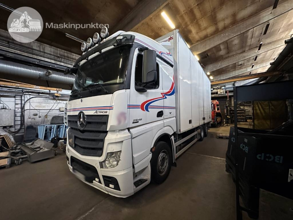 Mercedes-Benz Actros 2545 - Dobozos felépítményű teherautó: 1 kép. Mercedes-Benz Actros 2545 - Dobozos felépítményű teherautó: 1 kép.