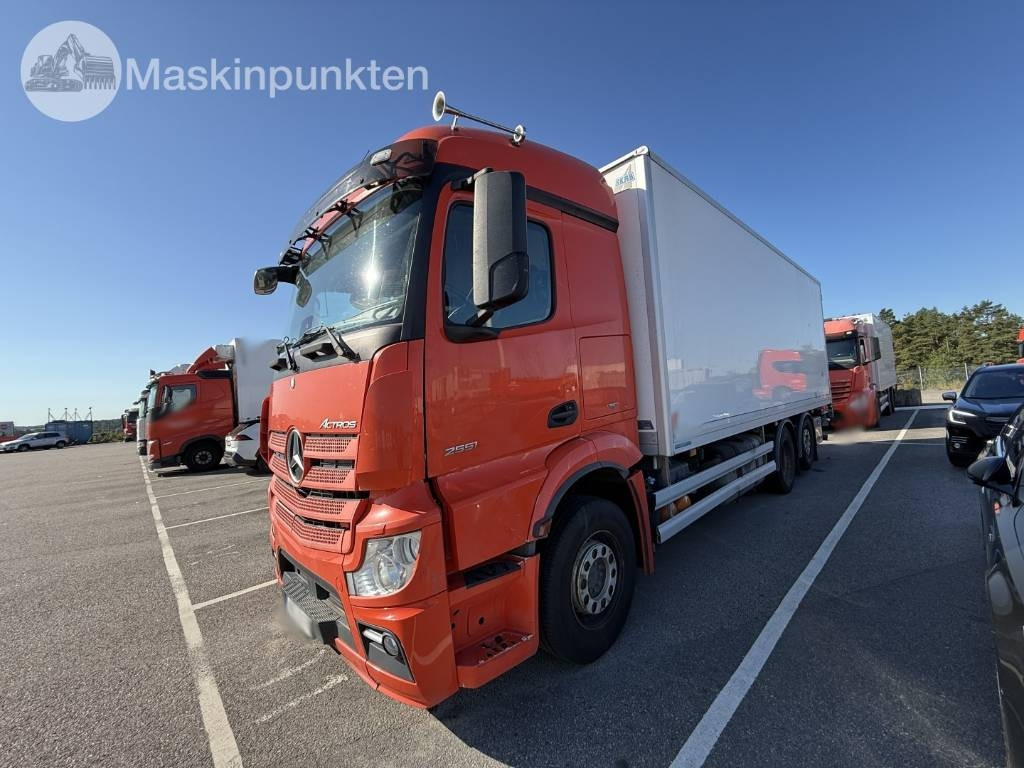 Mercedes-Benz Actros 2551 - Hűtős teherautó: 1 kép. Mercedes-Benz Actros 2551 - Hűtős teherautó: 1 kép.