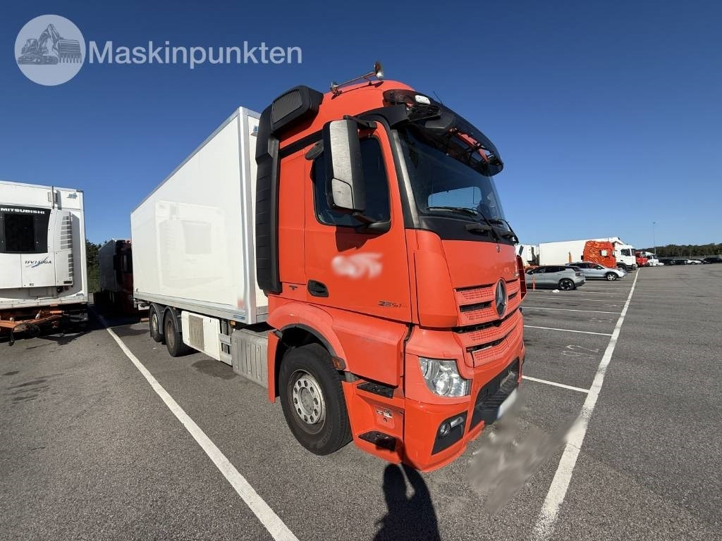 Mercedes-Benz Actros 2551 - Hűtős teherautó: 3 kép. Mercedes-Benz Actros 2551 - Hűtős teherautó: 3 kép.