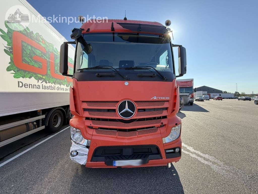 Mercedes-Benz Actros 2551 - Hűtős teherautó: 2 kép. Mercedes-Benz Actros 2551 - Hűtős teherautó: 2 kép.