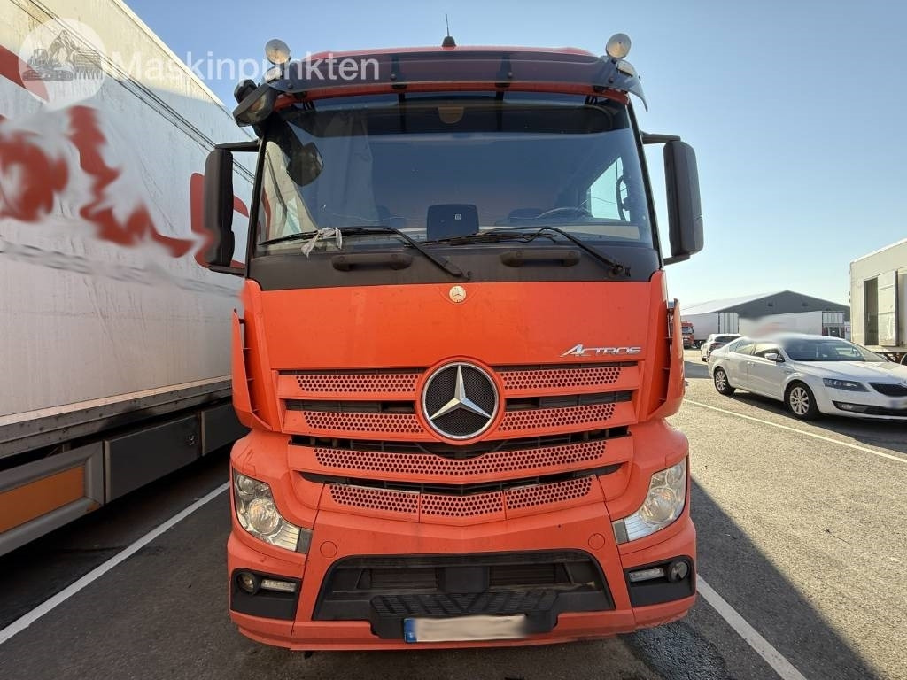 Mercedes-Benz Actros 2551 - Hűtős teherautó: 2 kép. Mercedes-Benz Actros 2551 - Hűtős teherautó: 2 kép.