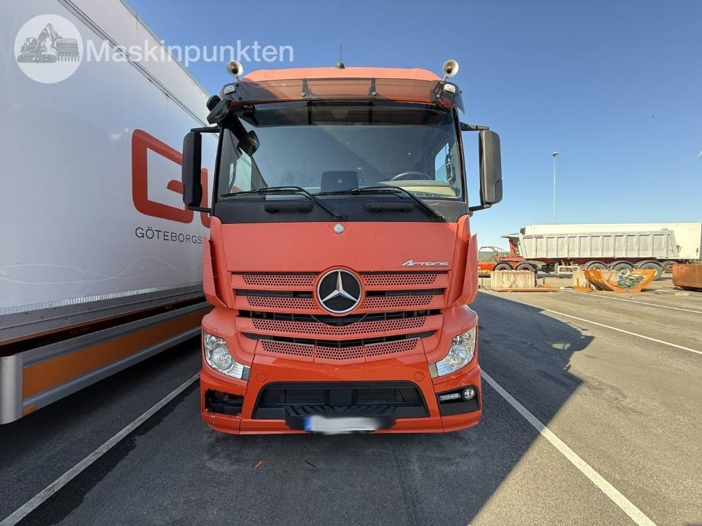 Mercedes-Benz Actros 2551 - Hűtős teherautó: 2 kép. Mercedes-Benz Actros 2551 - Hűtős teherautó: 2 kép.