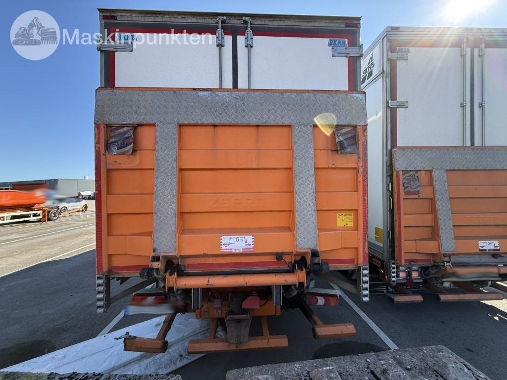 Mercedes-Benz Actros 2551 - Hűtős teherautó: 5 kép. Mercedes-Benz Actros 2551 - Hűtős teherautó: 5 kép.