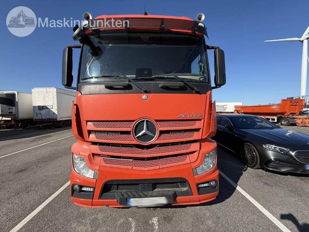 Mercedes-Benz Actros 2551 - Hűtős teherautó: 2 kép. Mercedes-Benz Actros 2551 - Hűtős teherautó: 2 kép.