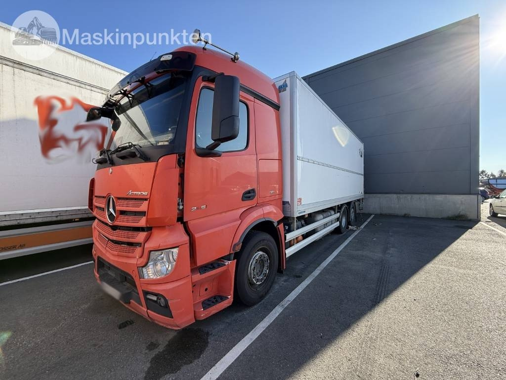 Mercedes-Benz Actros 2551 - Hűtős teherautó: 1 kép. Mercedes-Benz Actros 2551 - Hűtős teherautó: 1 kép.