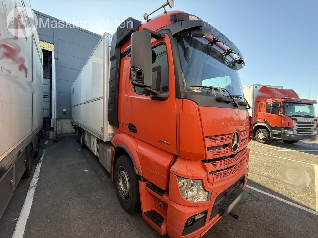 Mercedes-Benz Actros 2551 - Hűtős teherautó: 3 kép. Mercedes-Benz Actros 2551 - Hűtős teherautó: 3 kép.