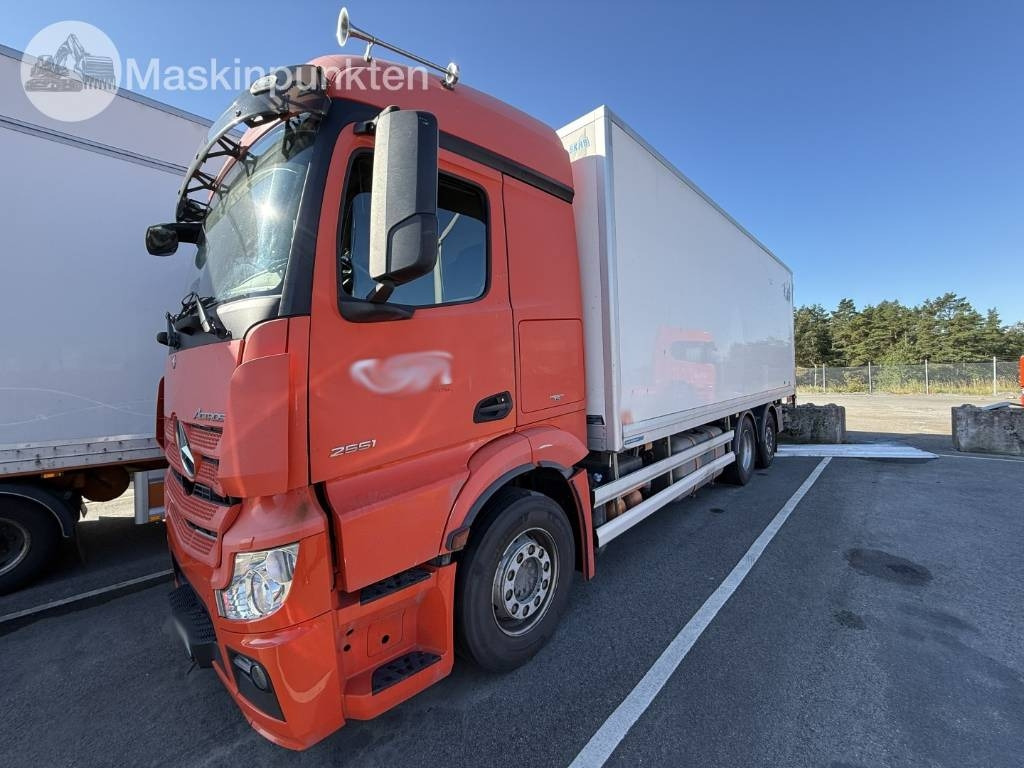 Mercedes-Benz Actros 2551 - Hűtős teherautó: 1 kép. Mercedes-Benz Actros 2551 - Hűtős teherautó: 1 kép.