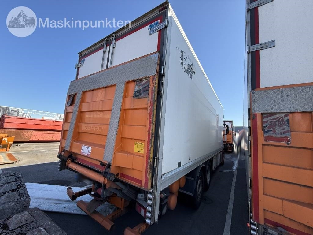 Mercedes-Benz Actros 2551  - Hűtős teherautó: 4 kép. Mercedes-Benz Actros 2551  - Hűtős teherautó: 4 kép.