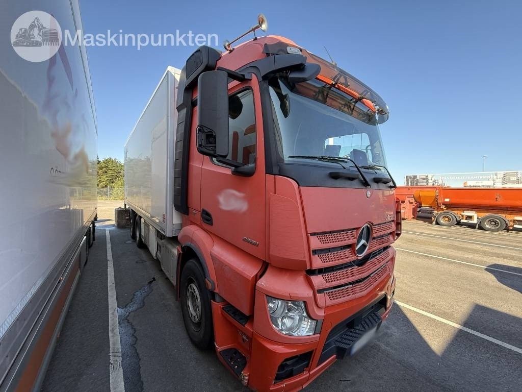 Mercedes-Benz Actros 2551  - Hűtős teherautó: 3 kép. Mercedes-Benz Actros 2551  - Hűtős teherautó: 3 kép.