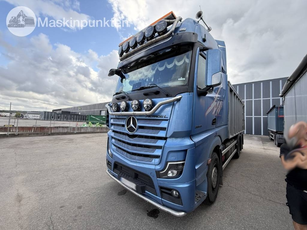 Mercedes-Benz Actros 2853 L - Billenőplatós teherautó: 1 kép. Mercedes-Benz Actros 2853 L - Billenőplatós teherautó: 1 kép.