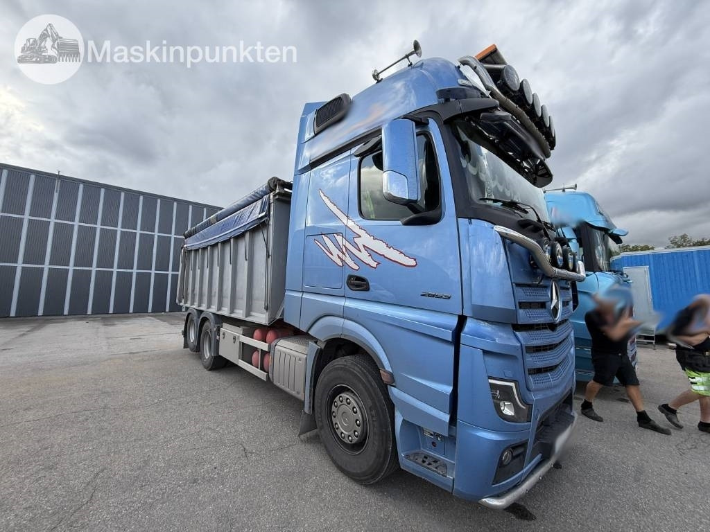 Mercedes-Benz Actros 2853 L - Billenőplatós teherautó: 3 kép. Mercedes-Benz Actros 2853 L - Billenőplatós teherautó: 3 kép.