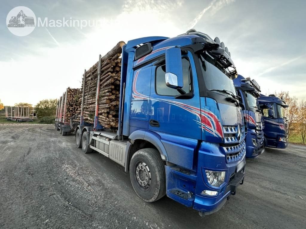 Mercedes-Benz Arocs 2858 timmerbil med kran - Rönkszállító teherautó: 3 kép. Mercedes-Benz Arocs 2858 timmerbil med kran - Rönkszállító teherautó: 3 kép.