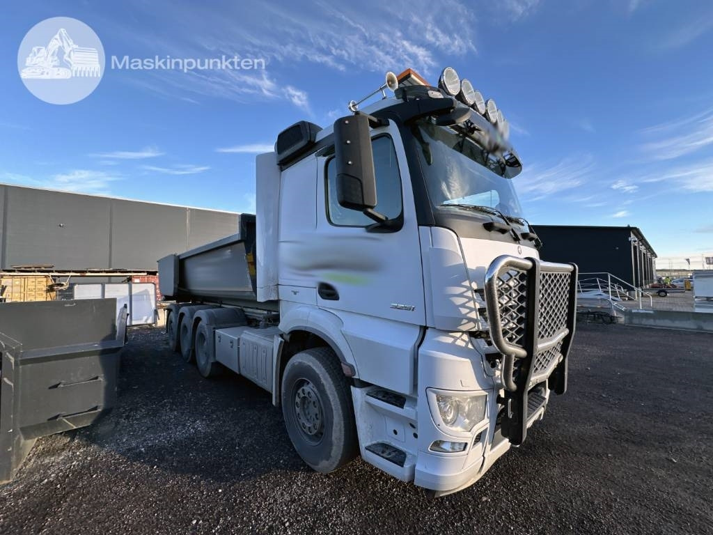 Mercedes-Benz Arocs 3251 - Horgos rakodó teherautó: 3 kép. Mercedes-Benz Arocs 3251 - Horgos rakodó teherautó: 3 kép.