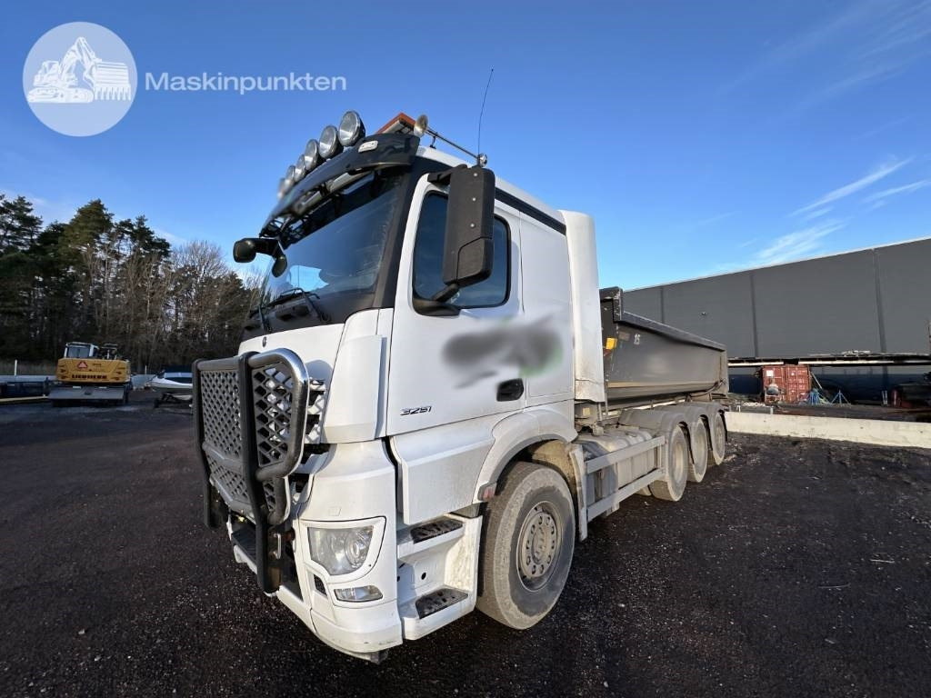 Mercedes-Benz Arocs 3251 - Horgos rakodó teherautó: 1 kép. Mercedes-Benz Arocs 3251 - Horgos rakodó teherautó: 1 kép.