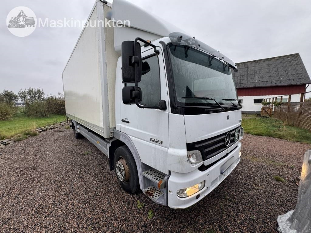 Mercedes-Benz Atego 1223 - Dobozos felépítményű teherautó: 4 kép. Mercedes-Benz Atego 1223 - Dobozos felépítményű teherautó: 4 kép.