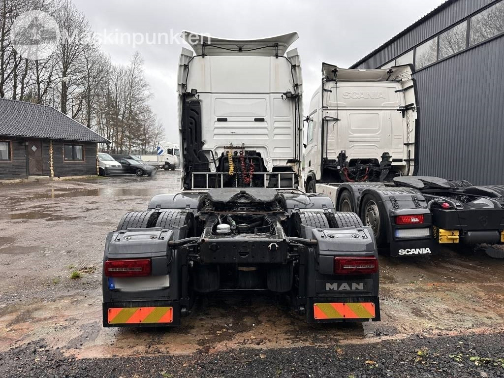 MAN TGX 28.500 - Nyergesvontató: 4 kép. MAN TGX 28.500 - Nyergesvontató: 4 kép.