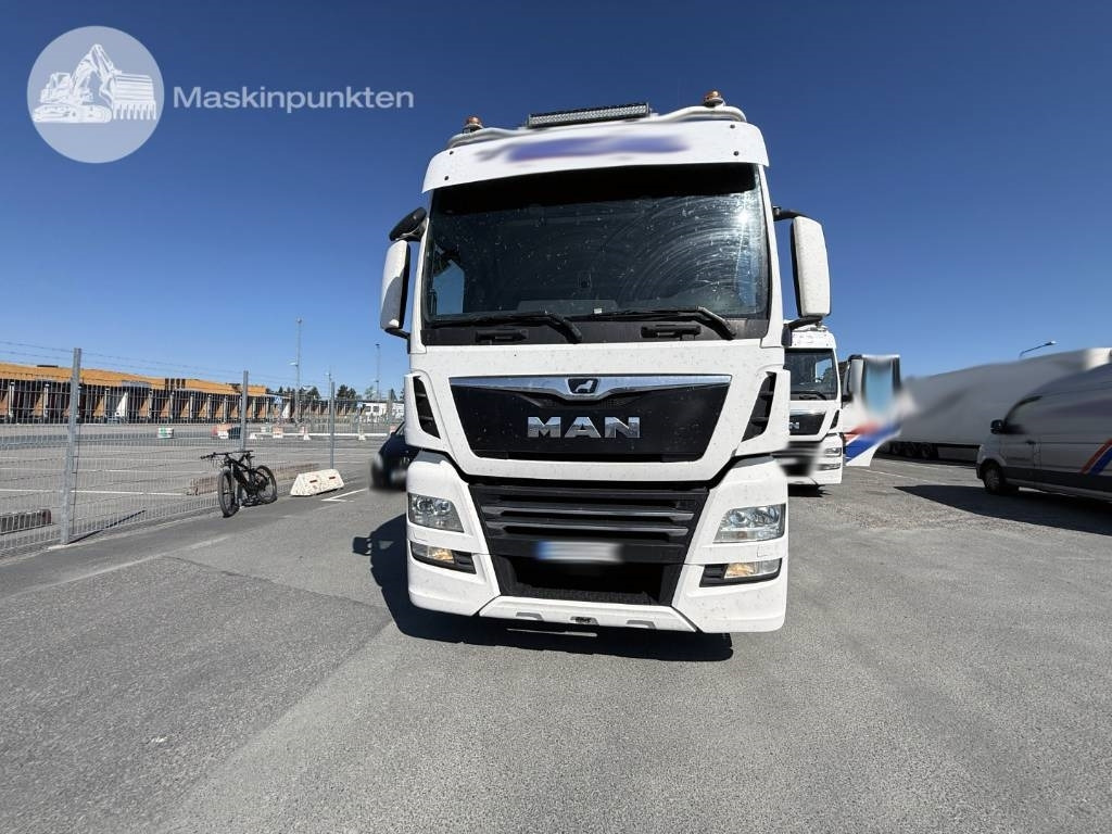 MAN TGX 28.510 - Nyergesvontató: 2 kép. MAN TGX 28.510 - Nyergesvontató: 2 kép.