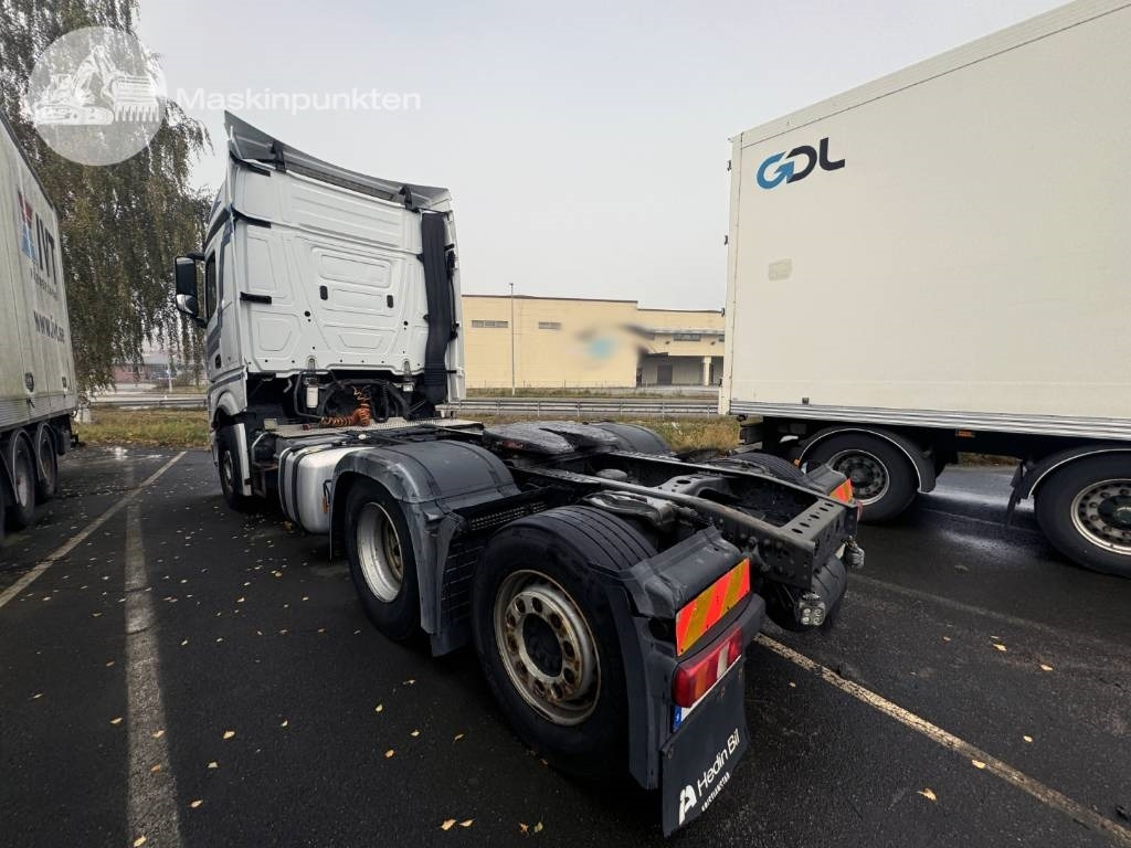 Mercedes-Benz Actros 2545 - Nyergesvontató: 3 kép. Mercedes-Benz Actros 2545 - Nyergesvontató: 3 kép.