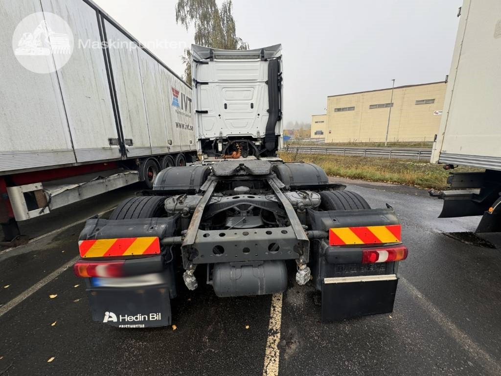 Mercedes-Benz Actros 2545 - Nyergesvontató: 4 kép. Mercedes-Benz Actros 2545 - Nyergesvontató: 4 kép.