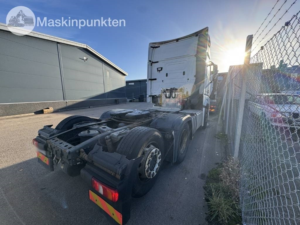 Mercedes-Benz Actros 963-4-C - Nyergesvontató: 3 kép. Mercedes-Benz Actros 963-4-C - Nyergesvontató: 3 kép.