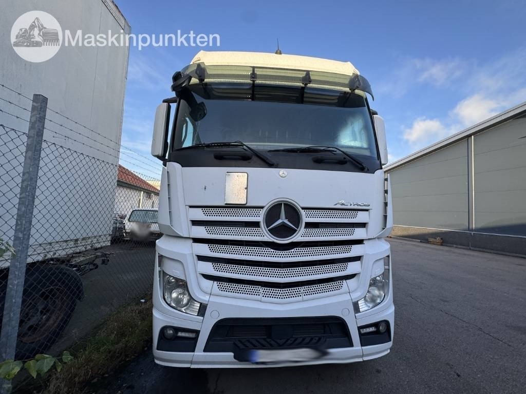 Mercedes-Benz Actros 963-4-D - Nyergesvontató: 4 kép. Mercedes-Benz Actros 963-4-D - Nyergesvontató: 4 kép.