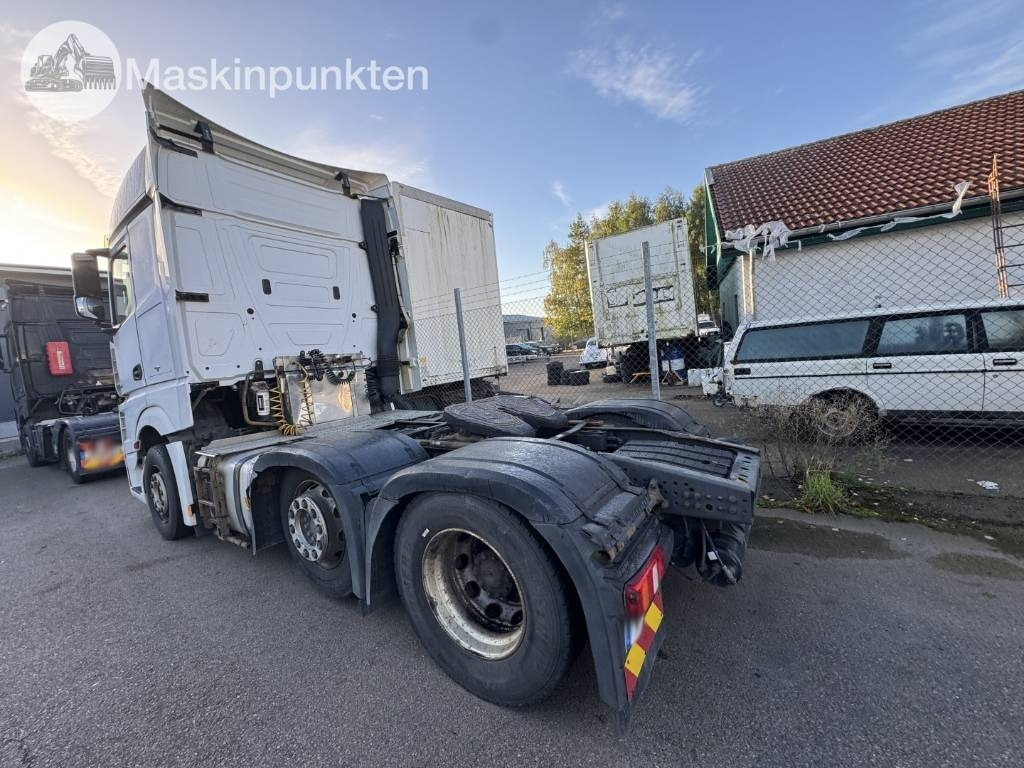 Mercedes-Benz Actros 963-4-D - Nyergesvontató: 2 kép. Mercedes-Benz Actros 963-4-D - Nyergesvontató: 2 kép.