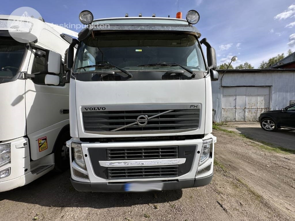 Volvo FH 440 Puscher - Nyergesvontató: 3 kép. Volvo FH 440 Puscher - Nyergesvontató: 3 kép.