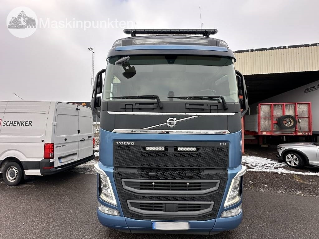 Volvo FH 500 - Nyergesvontató: 2 kép. Volvo FH 500 - Nyergesvontató: 2 kép.