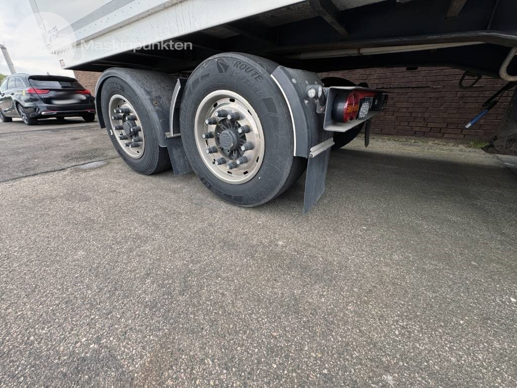 Parator SD 18 - Dolly pótkocsi: 3 kép. Parator SD 18 - Dolly pótkocsi: 3 kép.