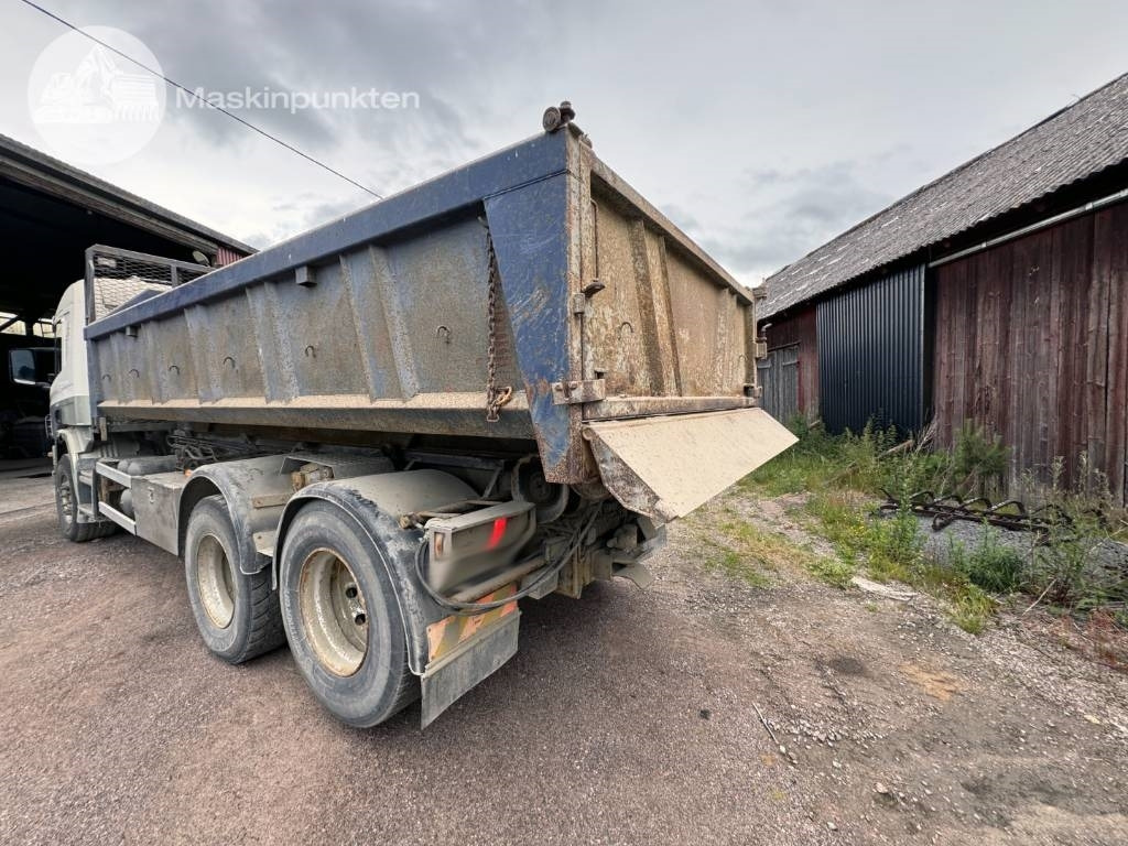 Scania P 124-360 - Horgos rakodó teherautó: 3 kép. Scania P 124-360 - Horgos rakodó teherautó: 3 kép.