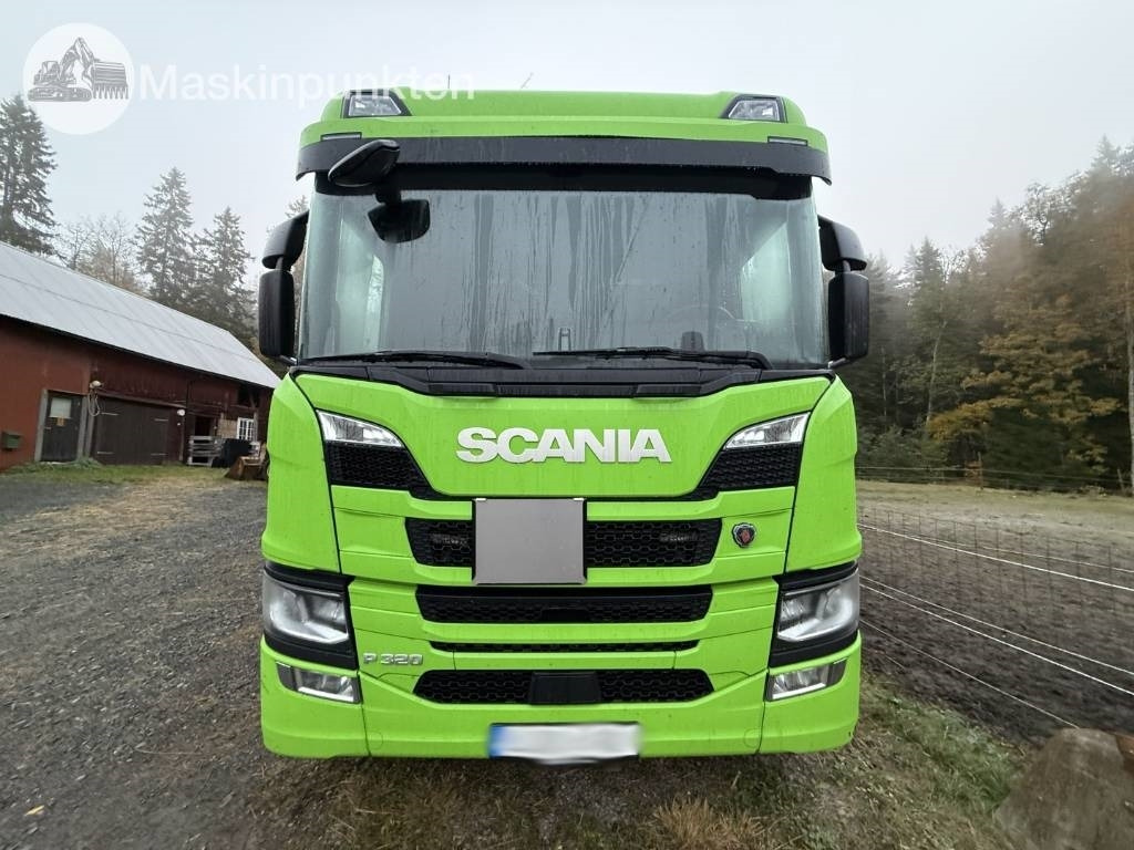 Scania P 320 - Dobozos felépítményű teherautó: 2 kép. Scania P 320 - Dobozos felépítményű teherautó: 2 kép.