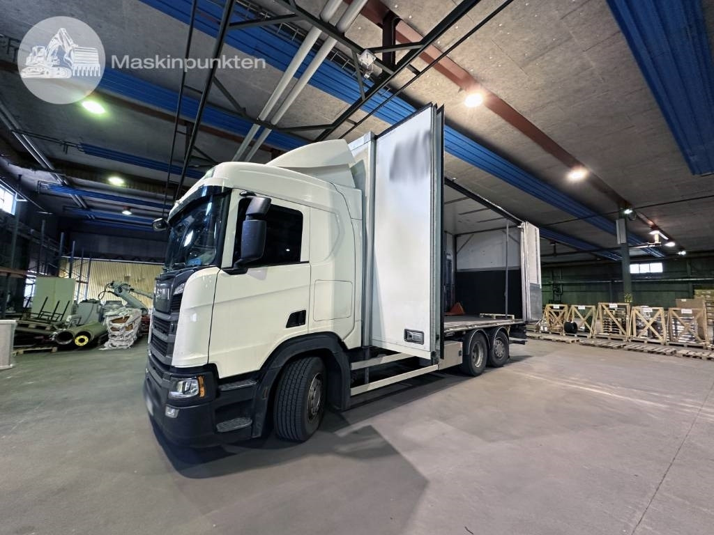 Scania R 450 - Dobozos felépítményű teherautó: 2 kép. Scania R 450 - Dobozos felépítményű teherautó: 2 kép.