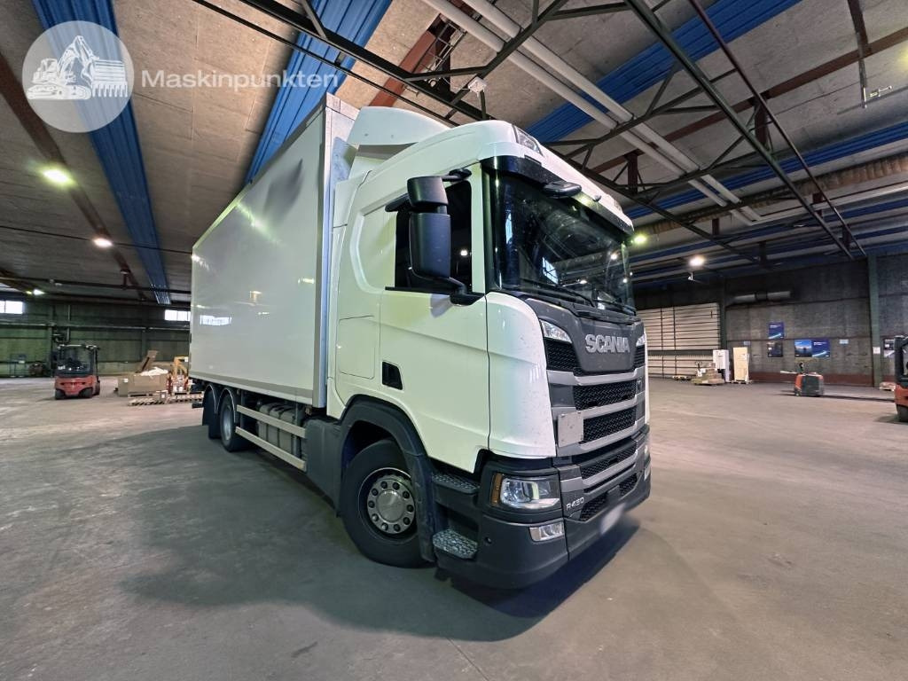Dobozos felépítményű teherautó Scania R 450: 1 kép.