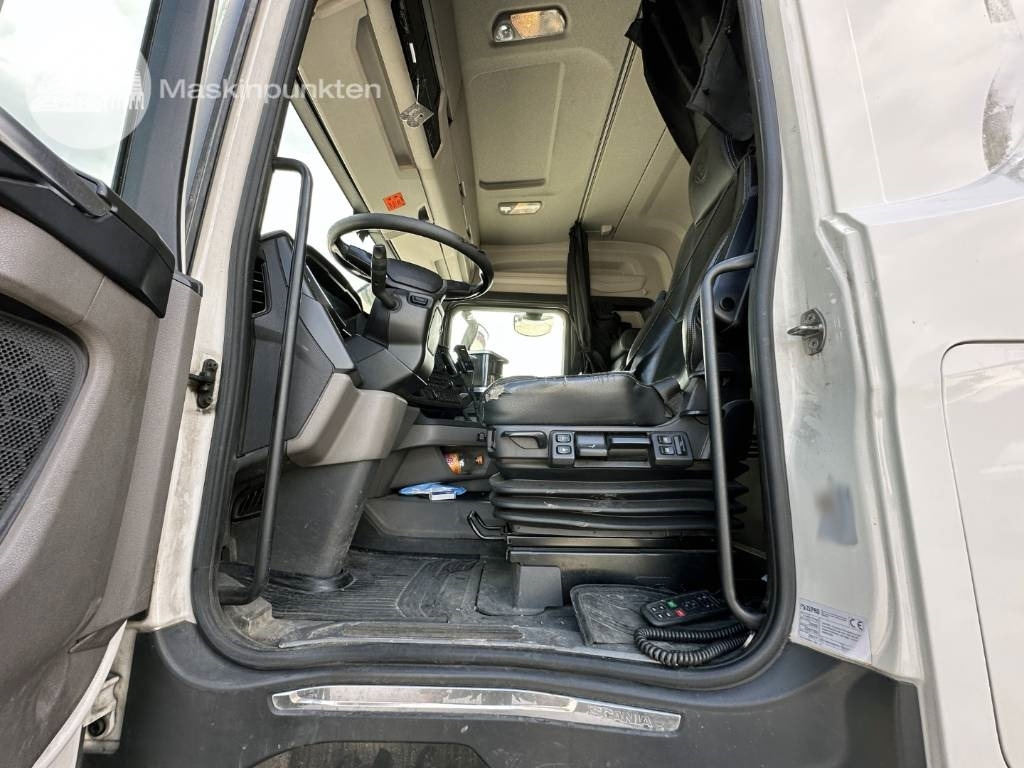 Dobozos felépítményű teherautó Scania R 520: 10 kép.