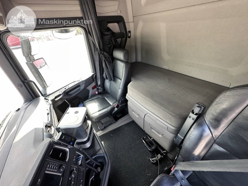 Dobozos felépítményű teherautó Scania R 520: 15 kép.