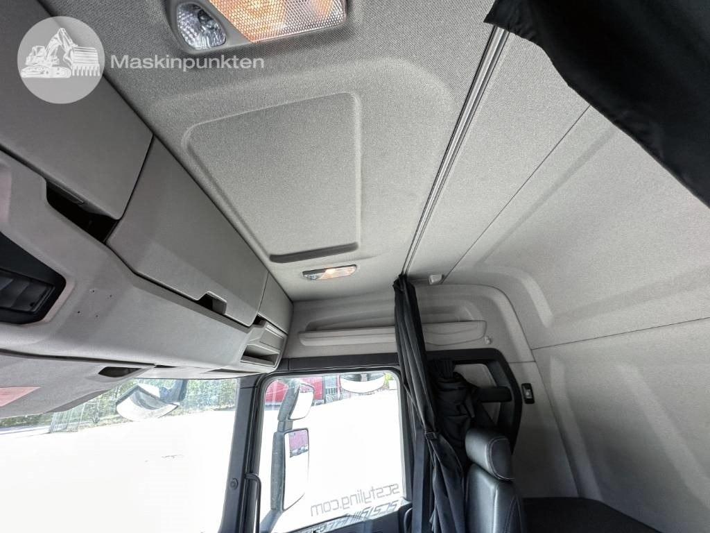 Dobozos felépítményű teherautó Scania R 520: 18 kép.