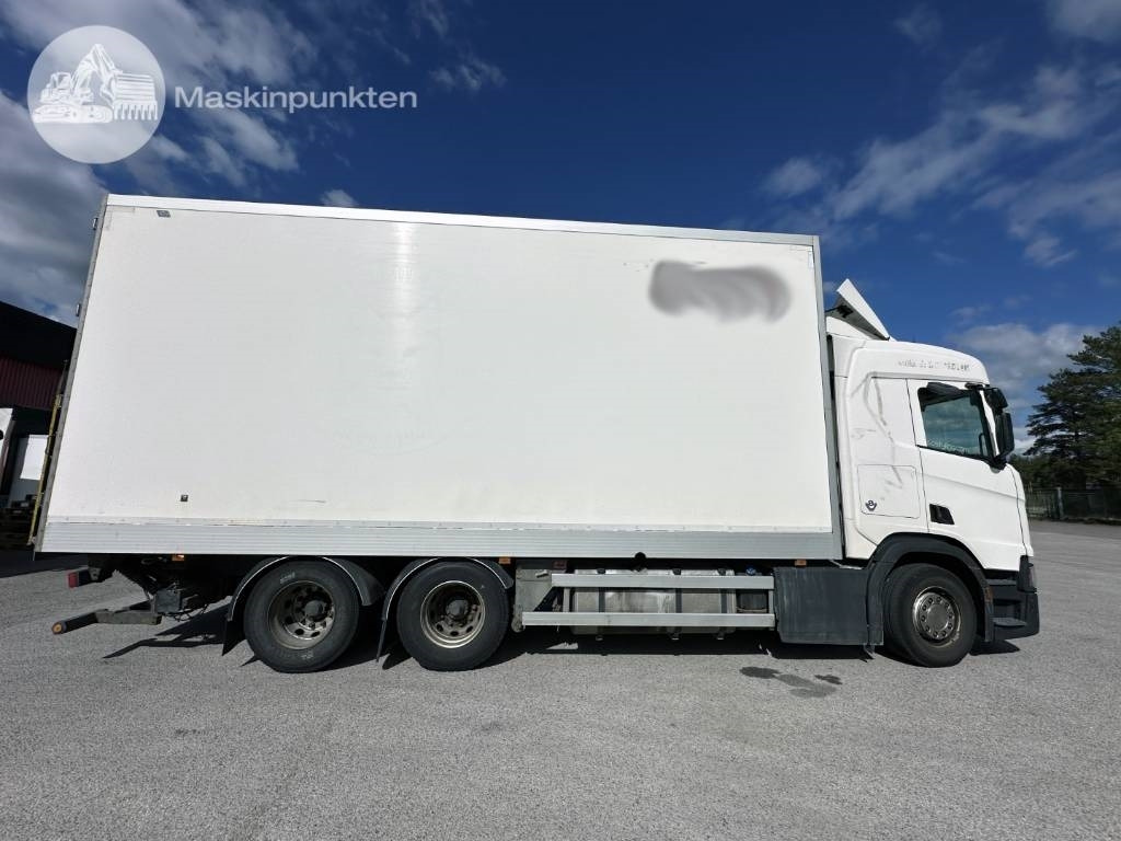 Scania R 520 - Dobozos felépítményű teherautó: 4 kép. Scania R 520 - Dobozos felépítményű teherautó: 4 kép.