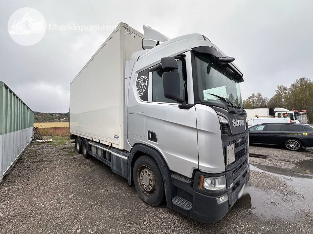 Scania R 520 - Dobozos felépítményű teherautó: 1 kép. Scania R 520 - Dobozos felépítményű teherautó: 1 kép.