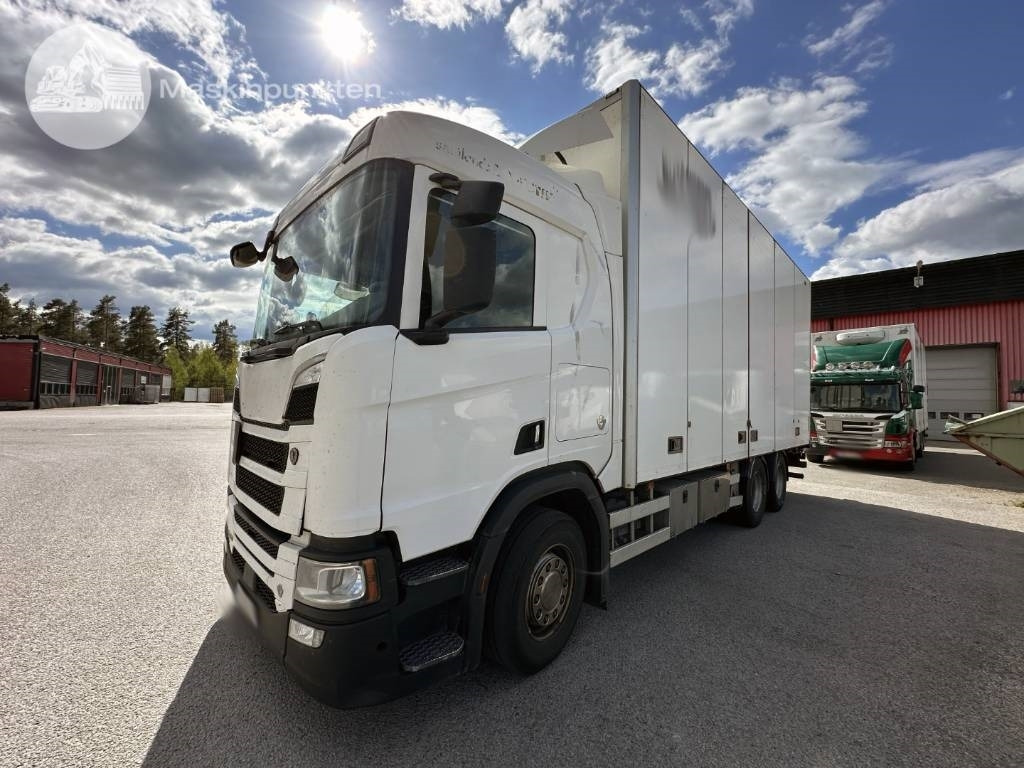 Scania R 520 - Dobozos felépítményű teherautó: 2 kép. Scania R 520 - Dobozos felépítményű teherautó: 2 kép.