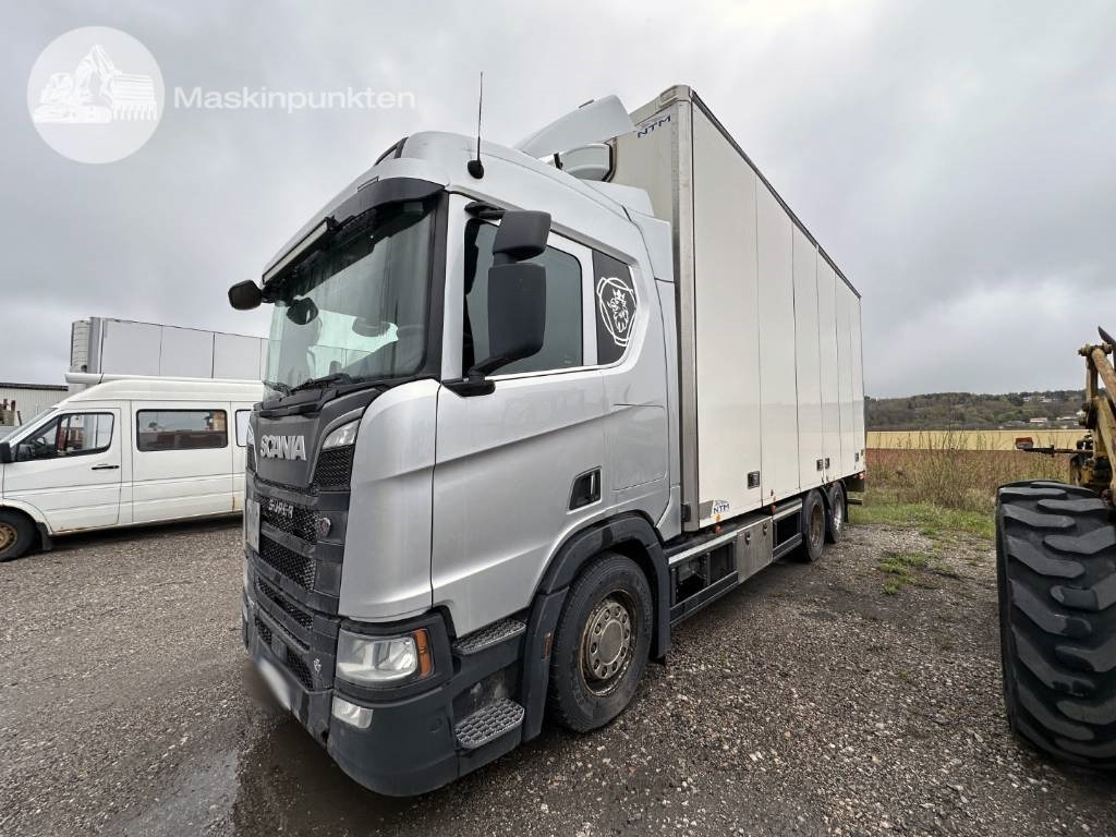 Scania R 520 - Dobozos felépítményű teherautó: 2 kép. Scania R 520 - Dobozos felépítményű teherautó: 2 kép.