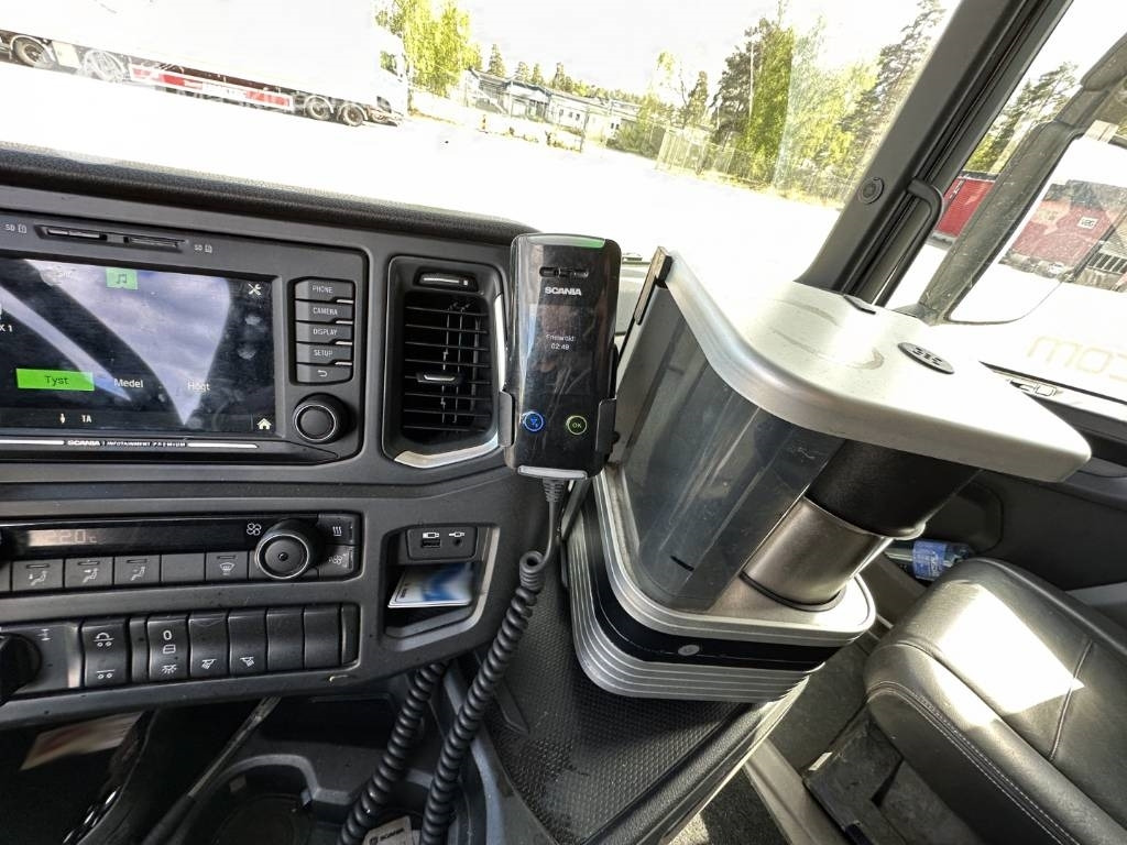 Dobozos felépítményű teherautó Scania R 520: 28 kép.