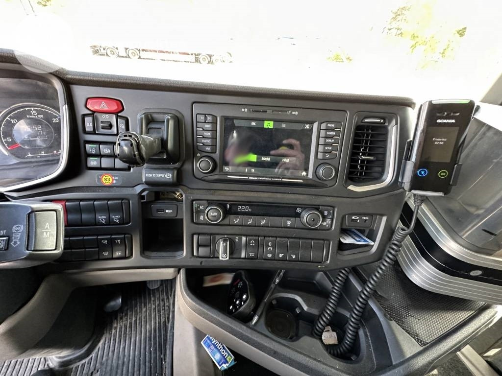 Dobozos felépítményű teherautó Scania R 520: 27 kép.
